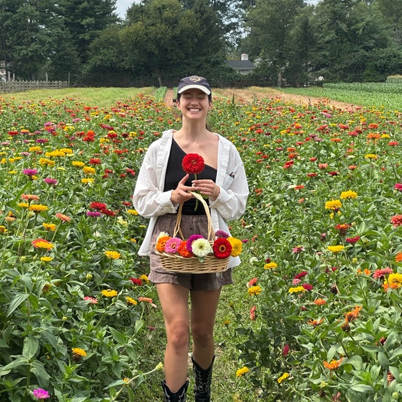 Meet your Posher, Nadia. My Instagram is Nadiav18 - Picture 6 of 7